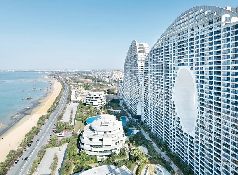 the-high-density-coastal-housing-project-forms-a-sinuous-800-meter-long