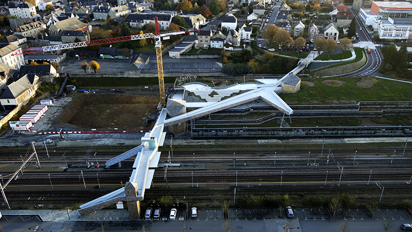 tetrarc-pem-vitre-train-station-walkway-france-designboom-02