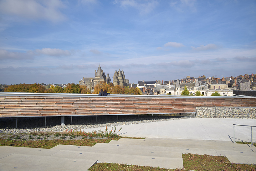 tetrarc-pem-vitre-train-station-walkway-france-designboom-02
