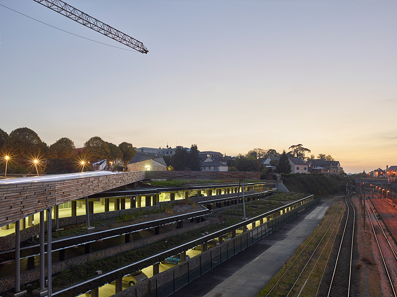tetrarc-pem-vitre-train-station-walkway-france-designboom-02