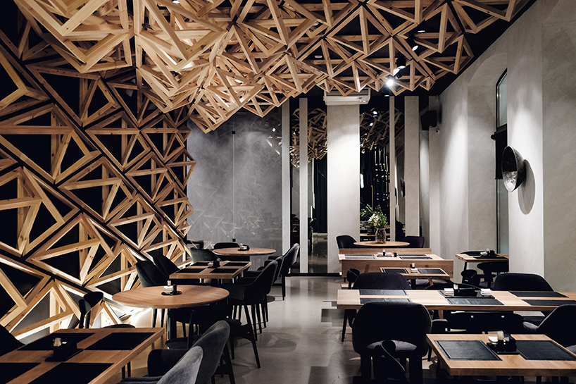 400 wooden triangles envelope sushi bar by DA architects