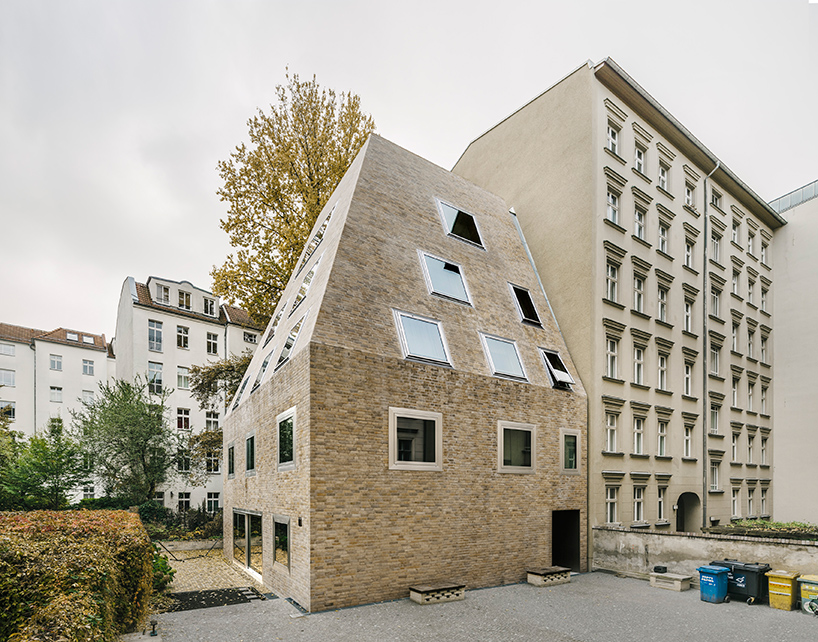 barkow-leibinger-apartment-house-prenzlauer-berg-berlin-germany-designboom-02