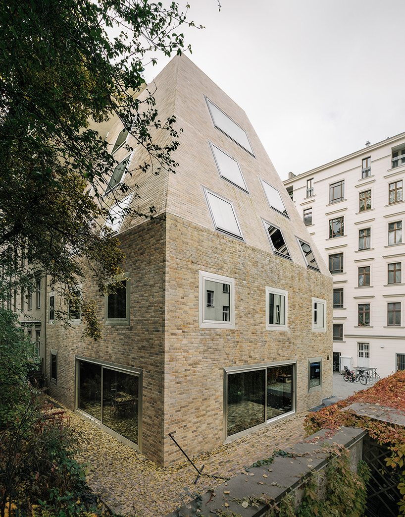 barkow-leibinger-apartment-house-prenzlauer-berg-berlin-germany-designboom-02