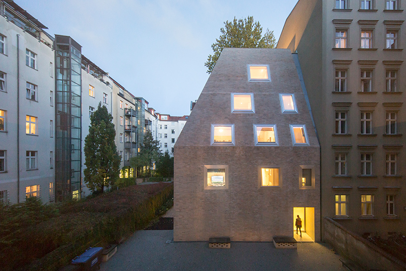 barkow-leibinger-apartment-house-prenzlauer-berg-berlin-germany-designboom-14
