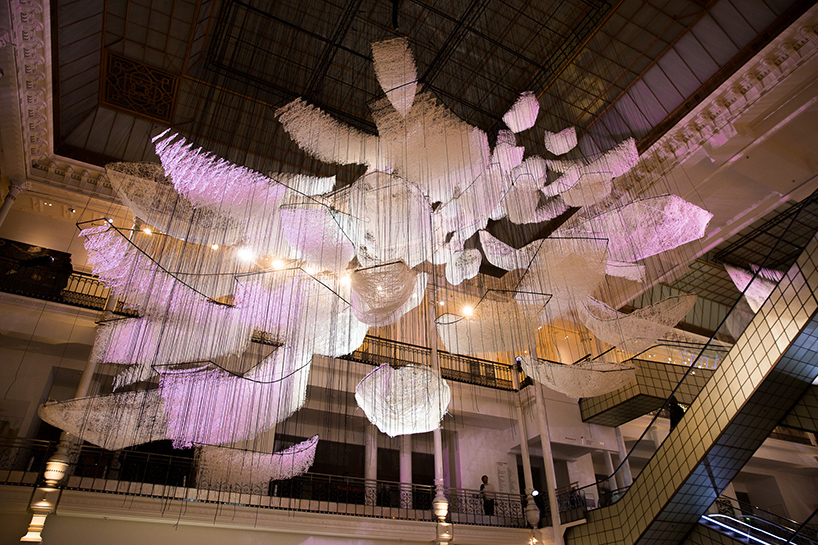 chiharu-shiota-le-bon-marche-paris-designboom-06