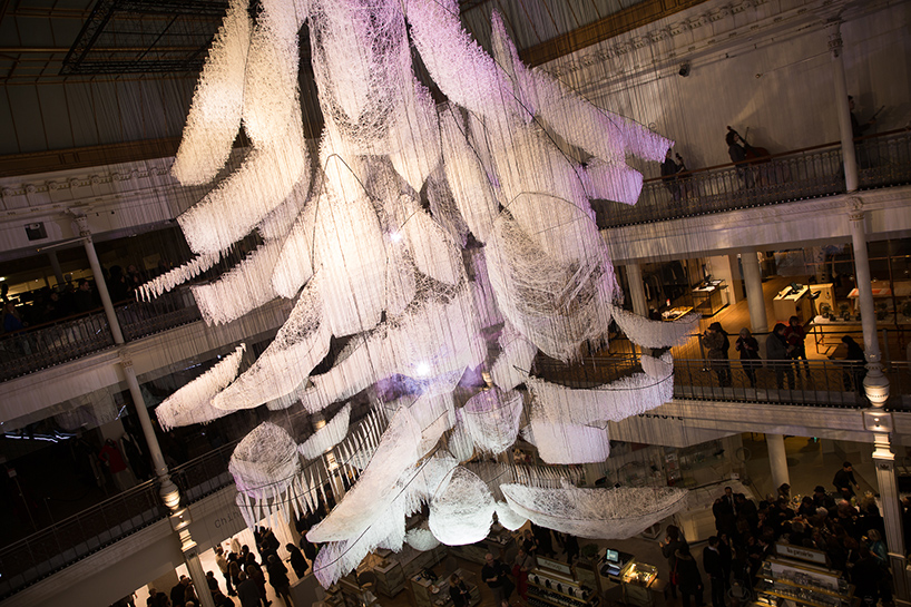 chiharu-shiota-le-bon-marche-paris-designboom-07