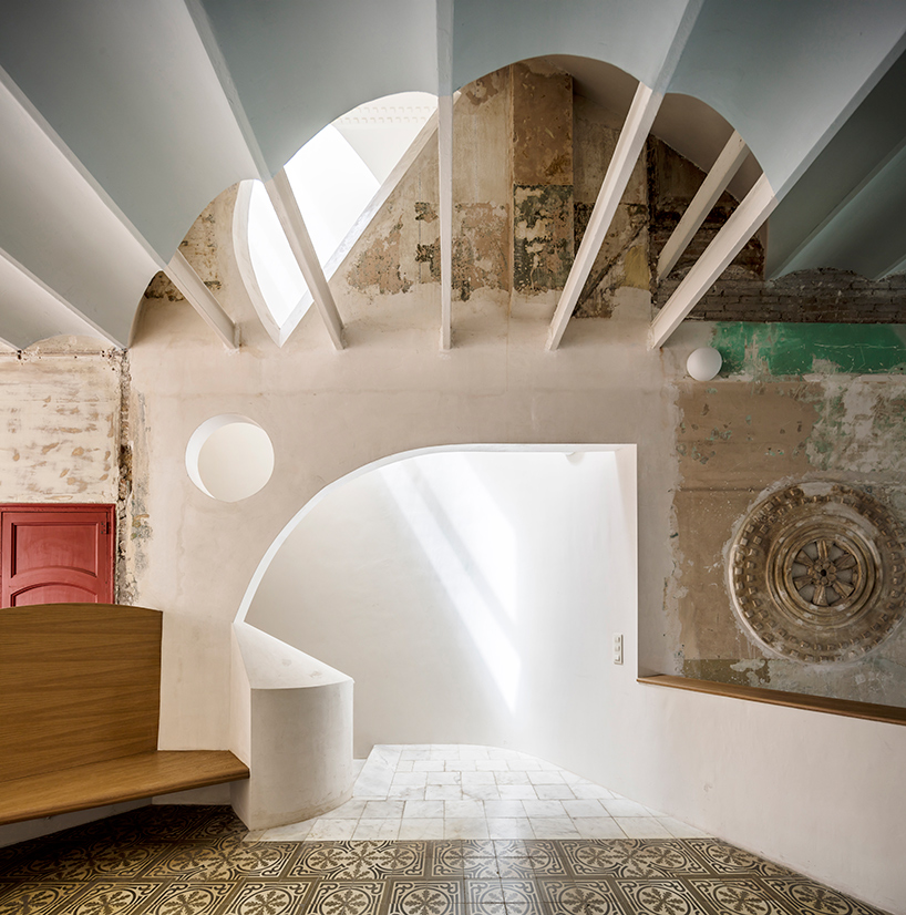 flores-and-prats-sala-beckett-barcelona-designboom-03
