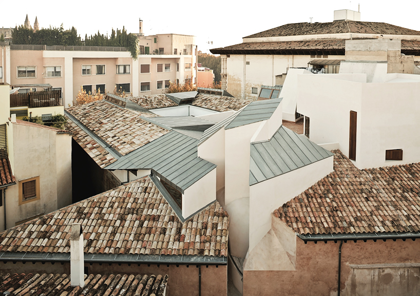 flores-+-prats-architects-+-duch-piza-cultural-center-casal-balaguer-palma-de-mallorca-designboom-02