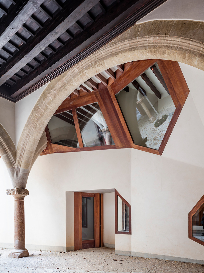 flores-+-prats-architects-+-duch-piza-cultural-center-casal-balaguer-palma-de-mallorca-designboom-02