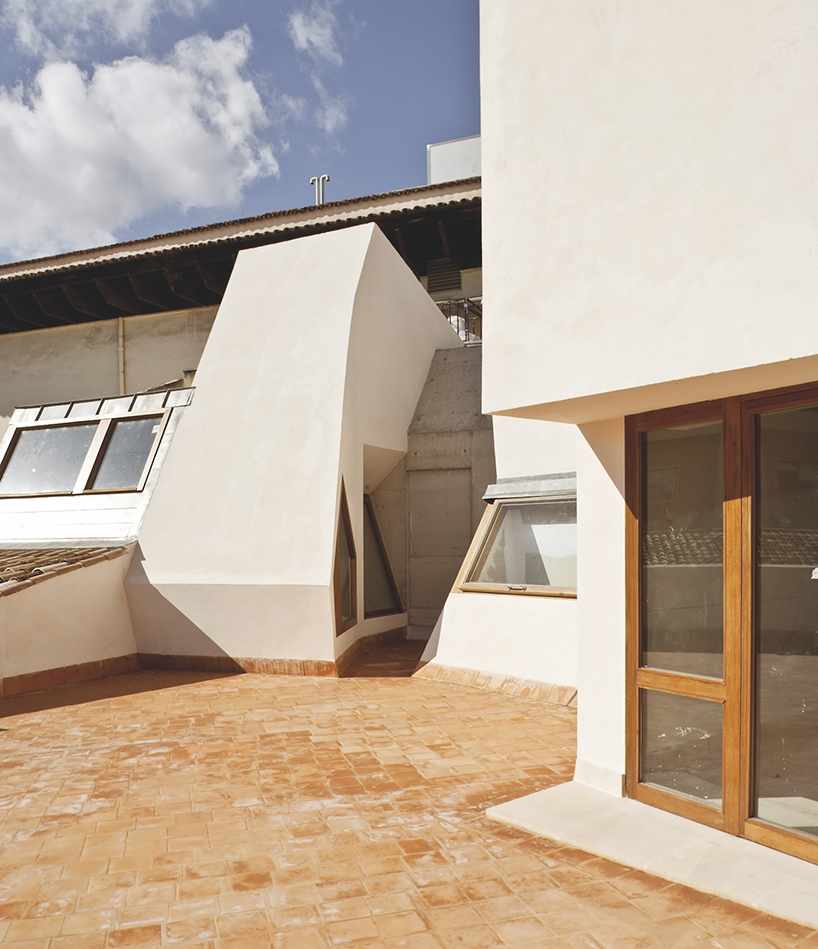 flores-+-prats-architects-+-duch-piza-cultural-center-casal-balaguer-palma-de-mallorca-designboom-02