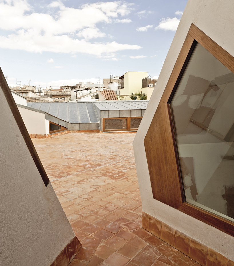 flores-+-prats-architects-+-duch-piza-cultural-center-casal-balaguer-palma-de-mallorca-designboom-02