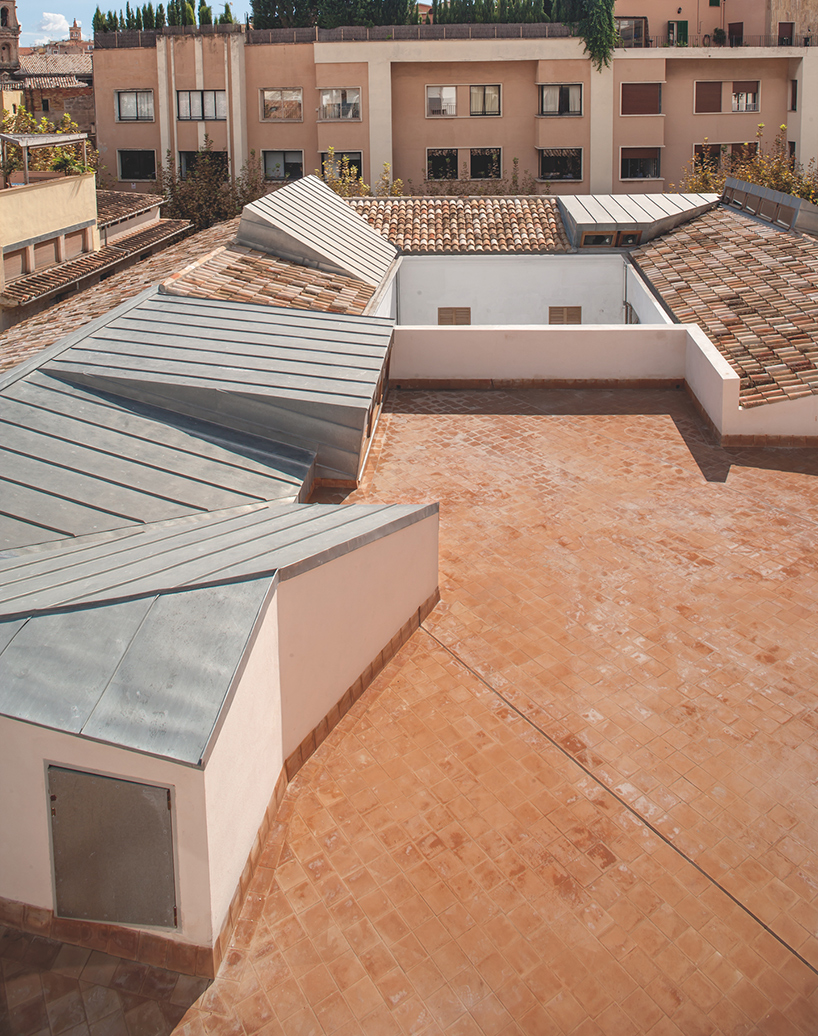 flores-+-prats-architects-+-duch-piza-cultural-center-casal-balaguer-palma-de-mallorca-designboom-02