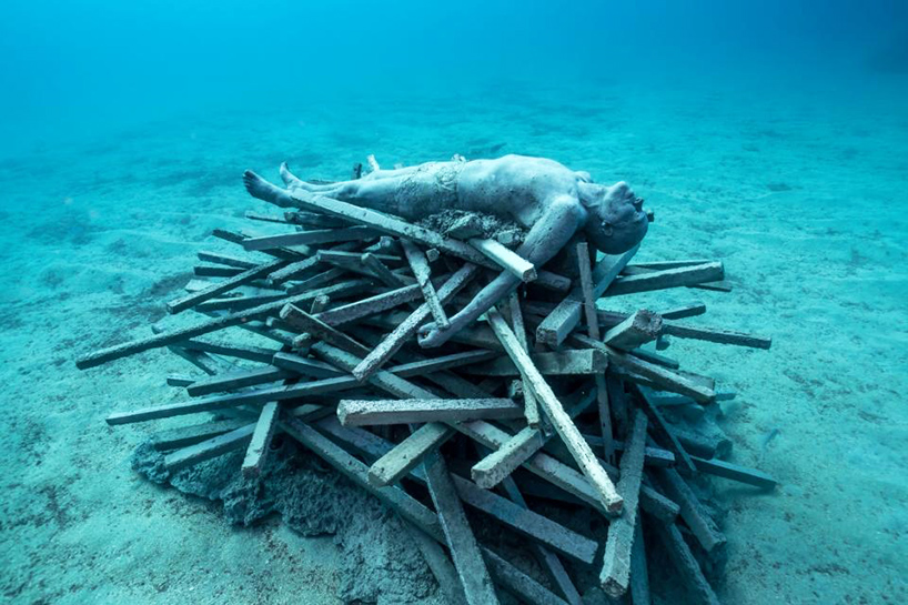 jason-decaires-taylor-new-underwater-sculptures-designboom-02