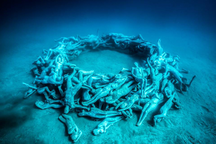 jason-decaires-taylor-new-underwater-sculptures-designboom-02