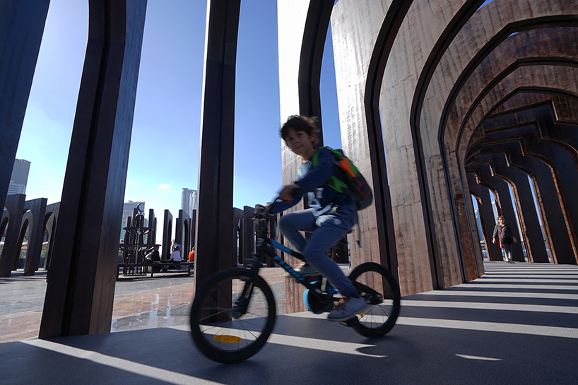 spiral-arches-daydreamers-design-islamic-arts-festival-sharjah-uae-designboom-02