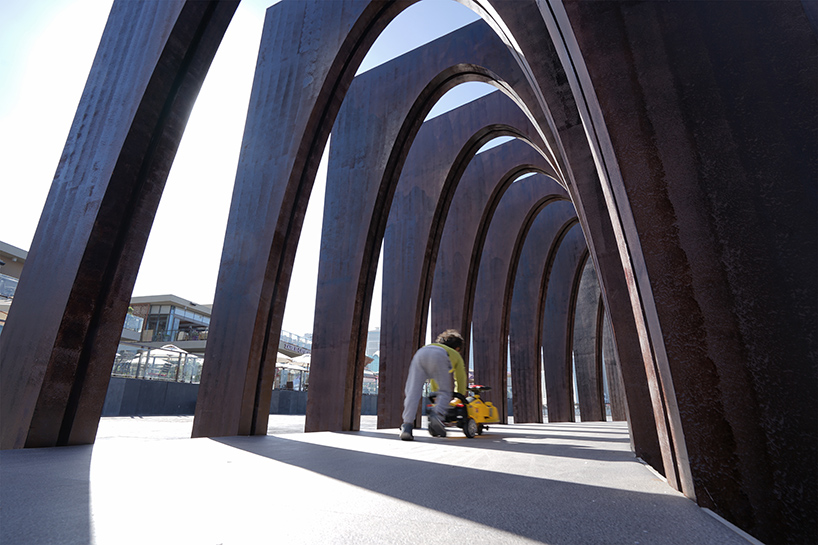 spiral-arches-daydreamers-design-islamic-arts-festival-sharjah-uae-designboom-02