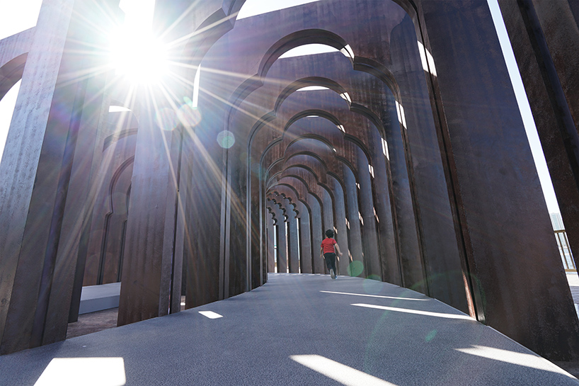 spiral-arches-daydreamers-design-islamic-arts-festival-sharjah-uae-designboom-02