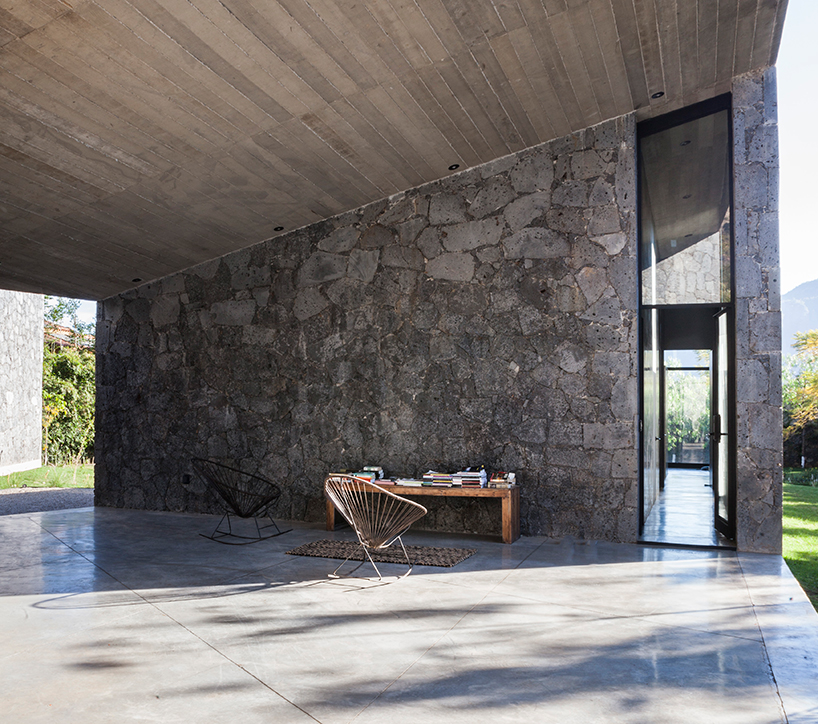 cadaver-and-sola-morales-MA-house-mexico-designboom-03