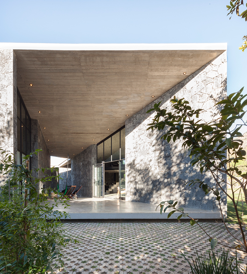 cadaver-and-sola-morales-MA-house-mexico-designboom-03