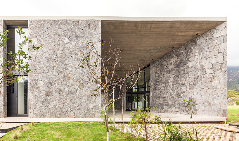 cadaver-and-sola-morales-MA-house-mexico-designboom-03