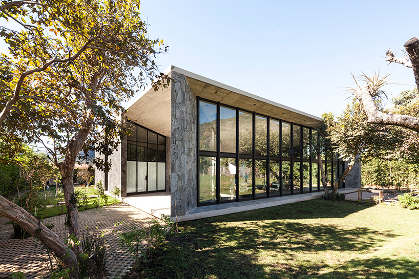 cadaver-and-sola-morales-MA-house-mexico-designboom-03