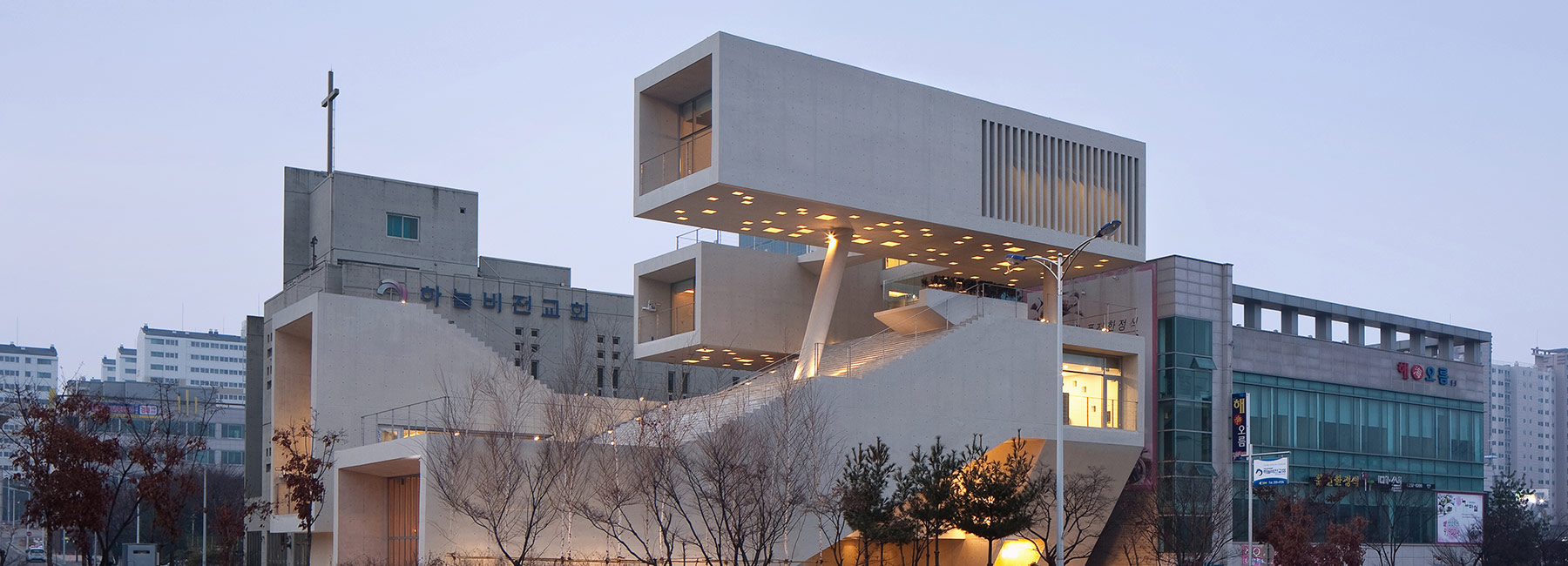 IDMM architects create f.s. one from stacked concrete boxes