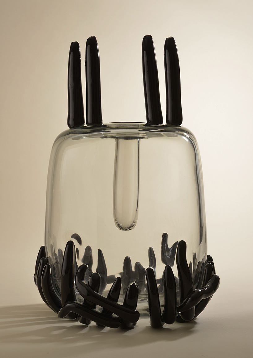 le-stanze-del-vetro-ettore-sottsass-glass-exhibition-venice-designboom-002