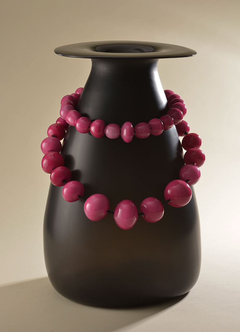 le-stanze-del-vetro-ettore-sottsass-glass-exhibition-venice-designboom-003