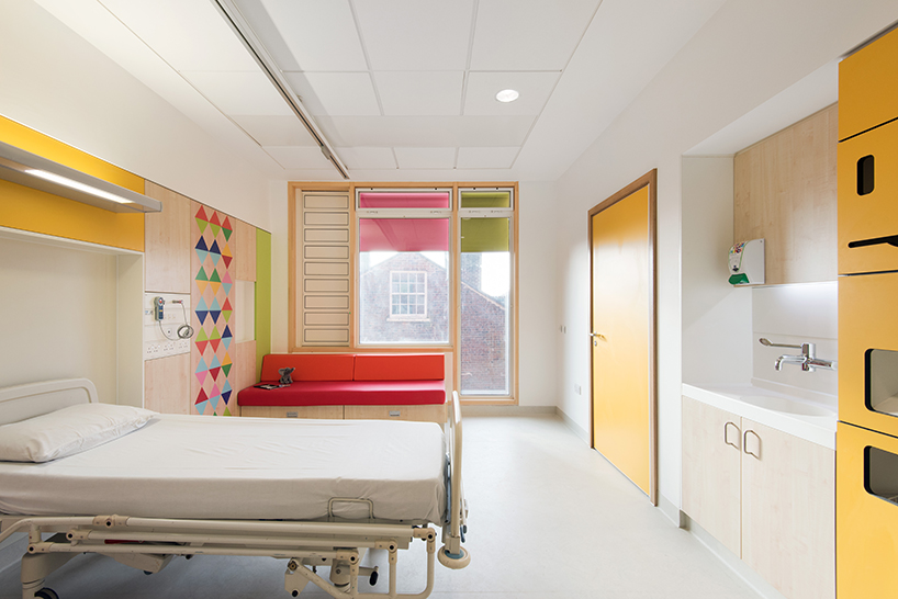 morag-myerscough-sheffield-childrens-hospital-bedrooms-designboom-02