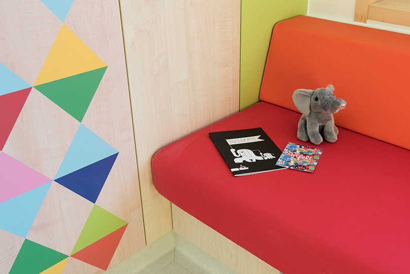 morag-myerscough-sheffield-childrens-hospital-bedrooms-designboom-02