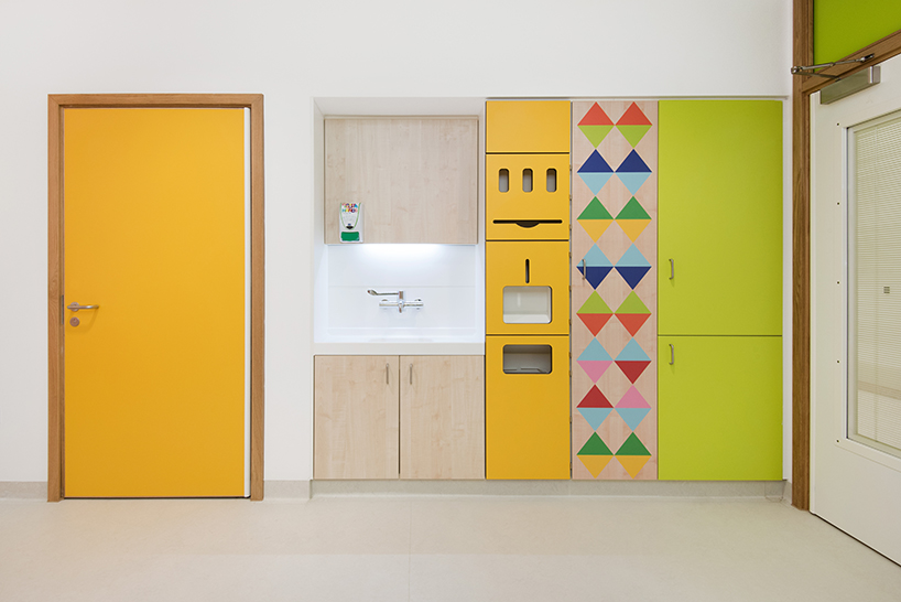 morag-myerscough-sheffield-childrens-hospital-bedrooms-designboom-02