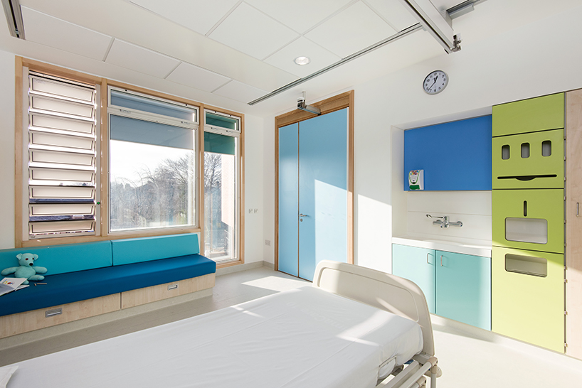morag-myerscough-sheffield-childrens-hospital-bedrooms-designboom-02
