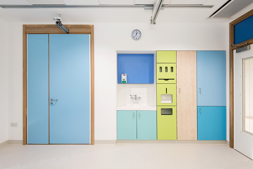 morag-myerscough-sheffield-childrens-hospital-bedrooms-designboom-02