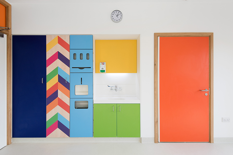 morag-myerscough-sheffield-childrens-hospital-bedrooms-designboom-02
