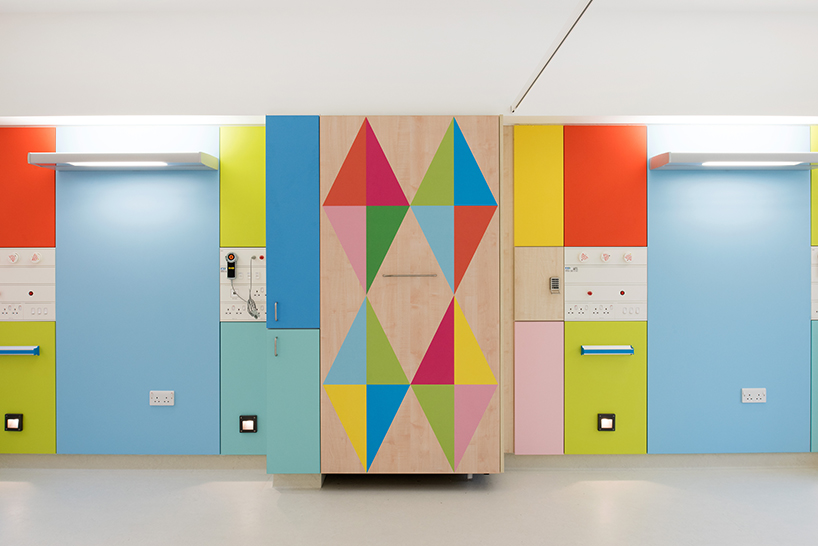 morag-myerscough-sheffield-childrens-hospital-bedrooms-designboom-02