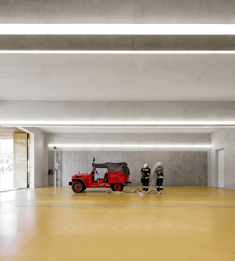 pedevilla-architects-fire-station-sand-in-taufers-designboom-03