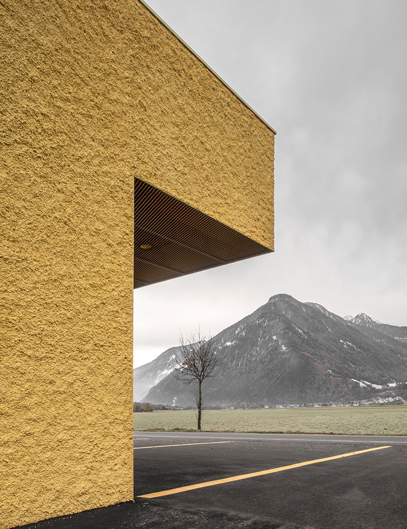 pedevilla-architects-fire-station-sand-in-taufers-designboom-03