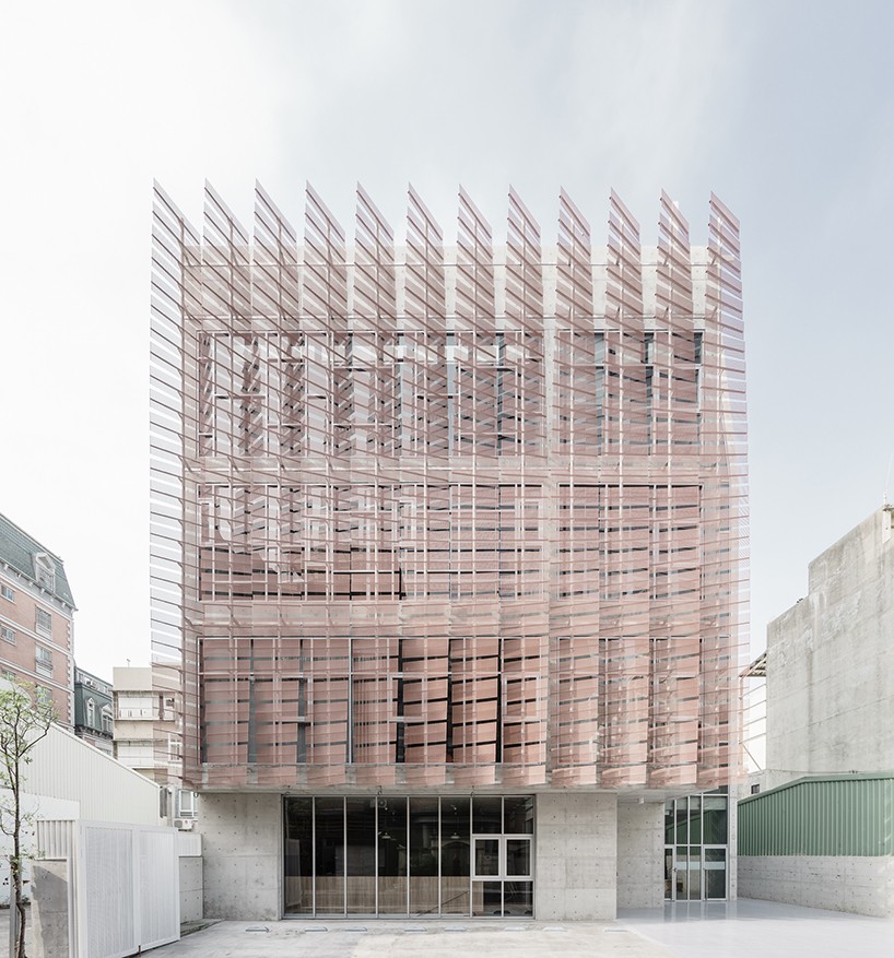 MAYU-architects+-tainan-tung-men-holiness-church-taiwan-designboom-02