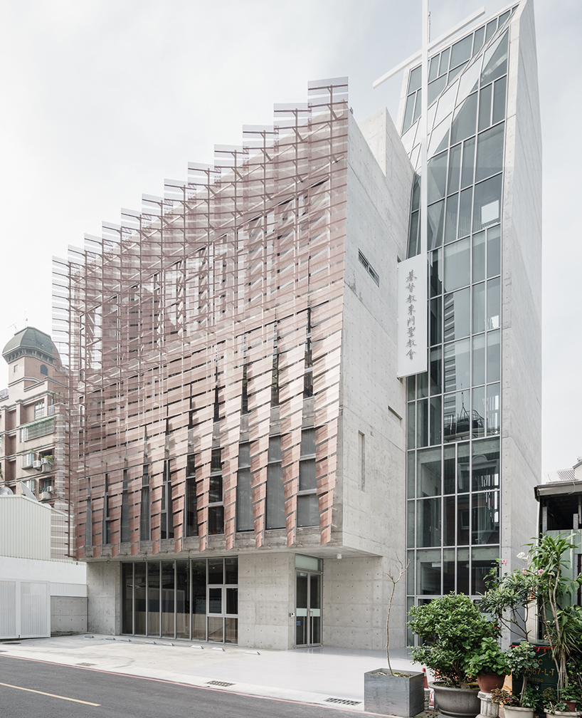 MAYU-architects+-tainan-tung-men-holiness-church-taiwan-designboom-03