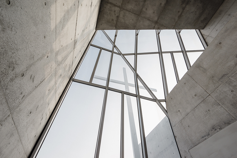 MAYU-architects+-tainan-tung-men-holiness-church-taiwan-designboom-03