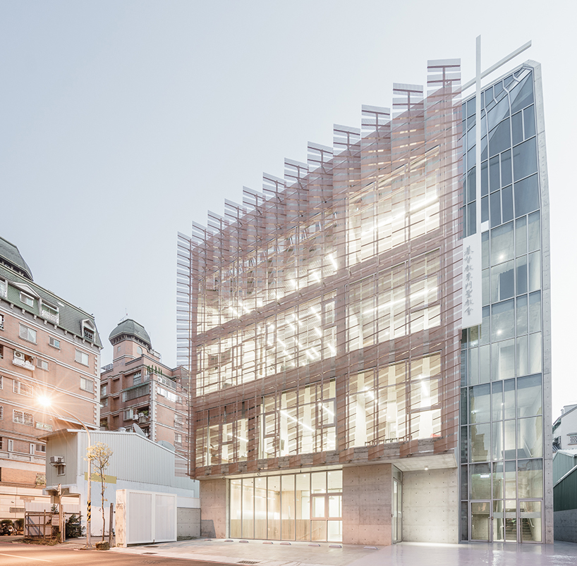 MAYU-architects+-tainan-tung-men-holiness-church-taiwan-designboom-03