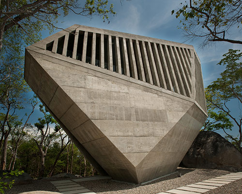 BNKR arquitectura shares new photos of the sunset chapel in the acapulco hills