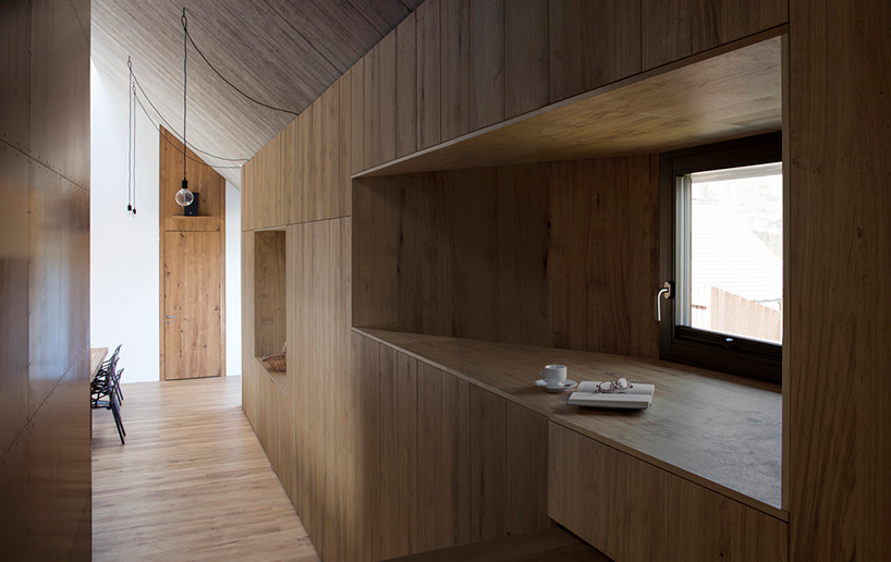 dekleva-gregoric-architects-chimney-house-logatec-slovenia-designboom-02