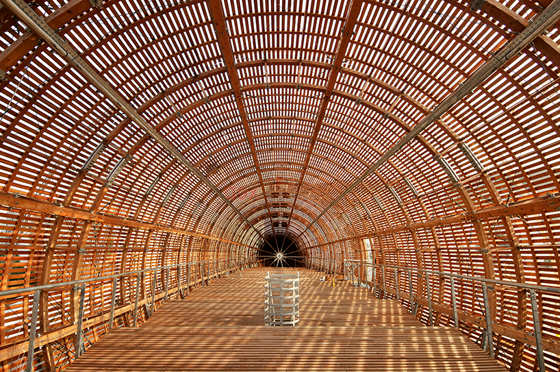 hut-architectury-gulliver-dox-prague-designboom-03