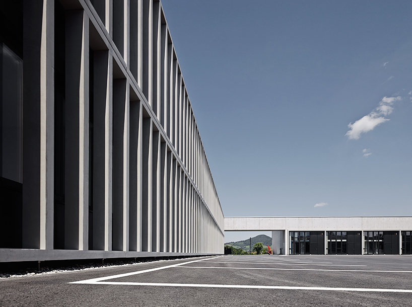 marte-marte-architects-concrete-motorway-maintenance-center-salzburg-austria-designboom-02