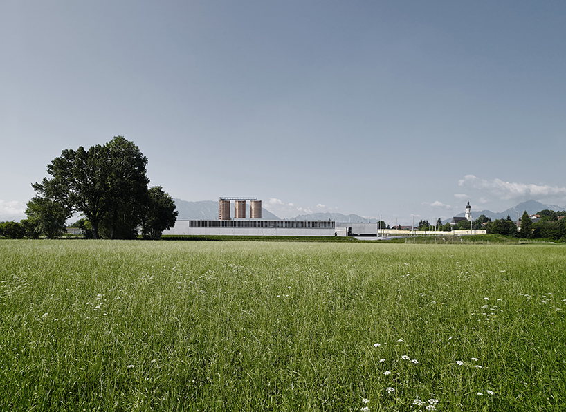 marte-marte-architects-concrete-motorway-maintenance-center-salzburg-austria-designboom-02