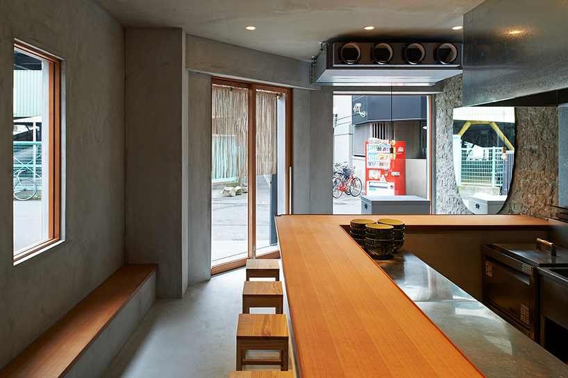 ninkipen!-udon-nagare-osaka-japan-designboom-03