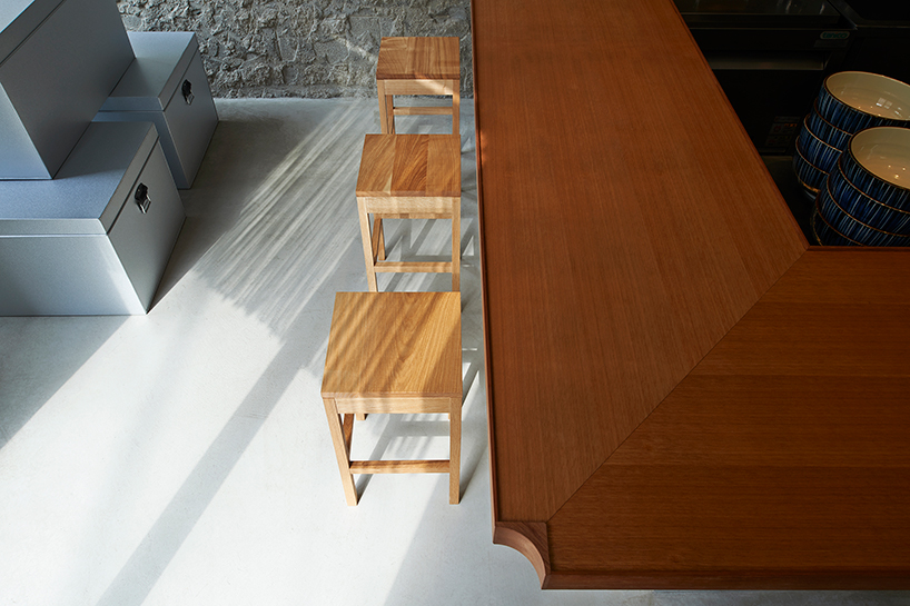 ninkipen!-udon-nagare-osaka-japan-designboom-03