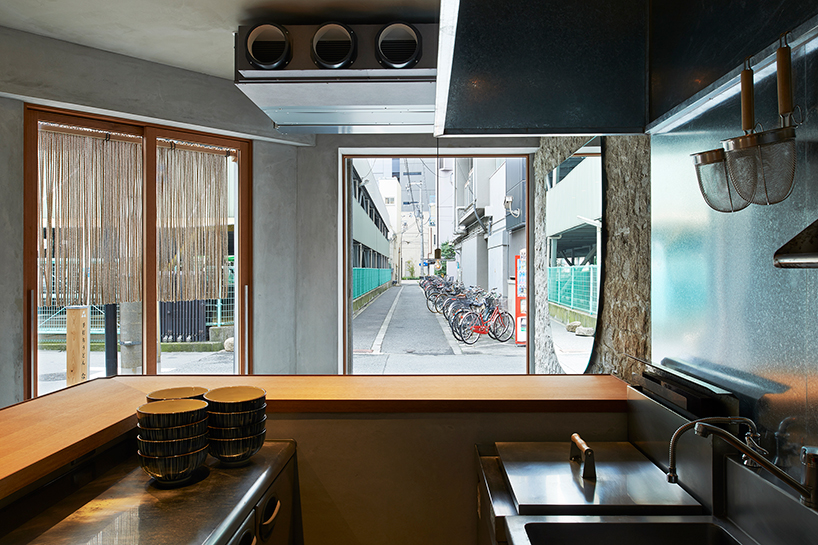 ninkipen!-udon-nagare-osaka-japan-designboom-03