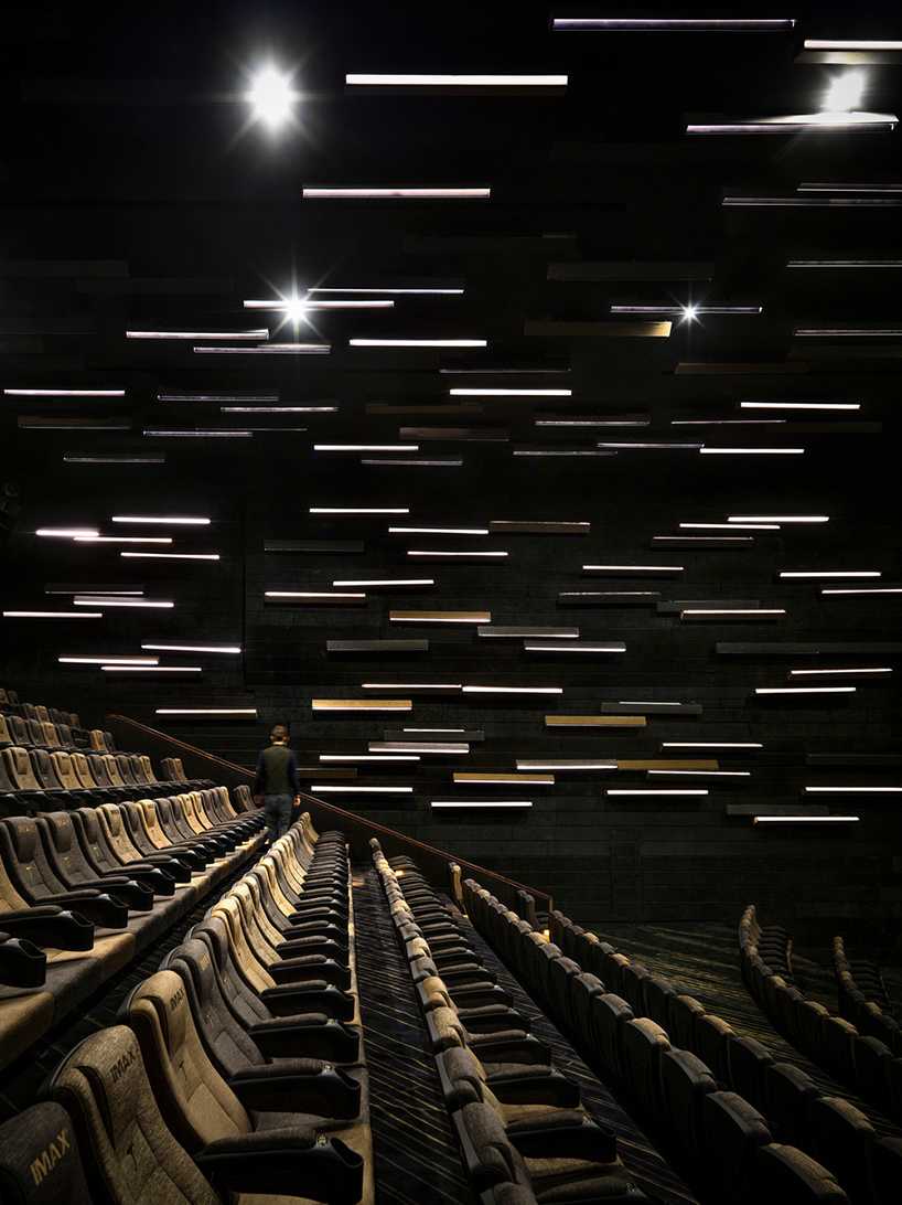one-plus-partnership-meteor-cinema-guangzhou-china-designboom-02